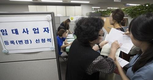 정부가 청약 쇼핑족과 부동산 금수저들의 유입을 막기 위해 재당첨 최장 10년, 미성년자 임대사업 등록 등 강력한 규제 대책을 내놨다. 한 임대사업자가 사업 등록을 하고 있다.  연합뉴스